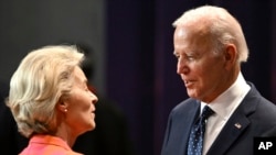 UE răspunde demersului administrației Biden care a elaborat o legislație de reducere a inflației, văzută ca o încercare de a scoate firmele europene de pe piața profitabilă americană a tehnologiei de energie curată. 