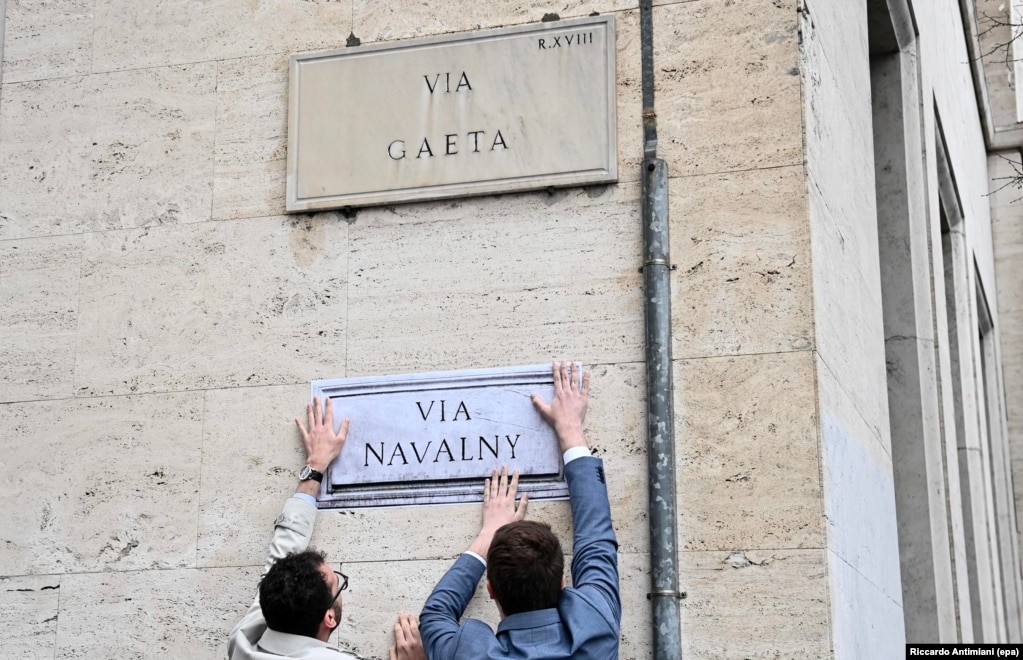 Aktivistët ngritën një tabelë rrugore të rreme jashtë ambasadës ruse në Romë, Itali, në mars të vitit 2024, pas vdekjes së udhëheqësit të opozitës ruse, Alexei Navalny.