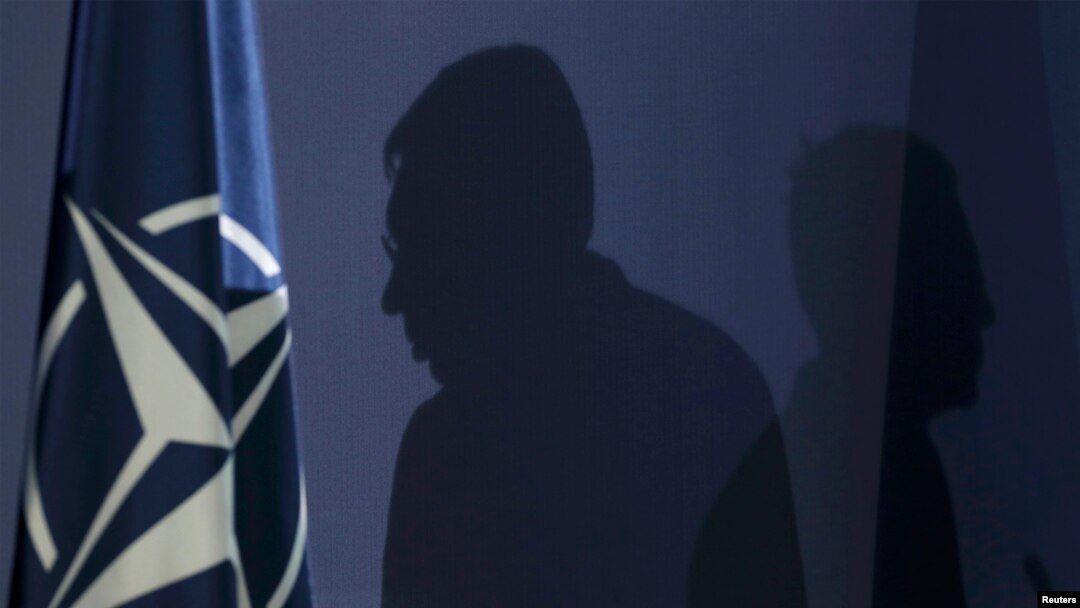 Aktuelno politička elita Srbije drži se konstante, izražene u skupštinskoj rezoluciji, da Srbija ostaje vojno neutralna (na fotografiji senke genseka NATO Jensa Stoltenberg i Aleksandra Vučića)