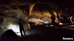 غار پبده در لالی خوزستان که گفته می‌شود ۴۲ هزار سال پیش انسان‌های مدرن شکارچی در آن مستقر بوده‌اند