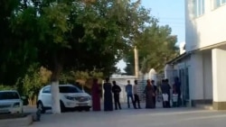 Diňle: 'Ägä boluň!': Daşoguzda iş sorap, 'hilegärleriň duzagyna düşen ýaşaýjylar' işsizlige çözgüt soraýar
