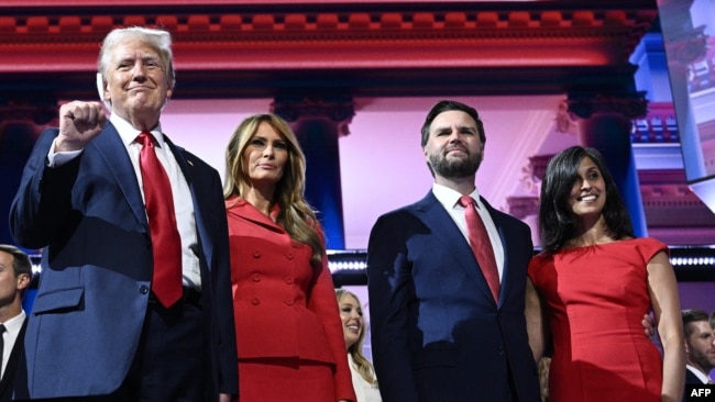دونالد ترامپ و همسرش ملانیا ترامپ در کنار معاون منتخب ترامپ، سناتور جی‌دی ونس و همسرش، اوشا ونس در شب پایانی کنوانسیون ملی جمهوری‌خواهان در میلواکی