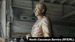 Памятник И.Сталину (архивное фото)