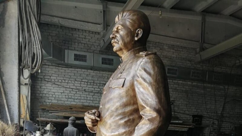 Главный тренер сборной России по вольной борьбе устанавливает памятник Сталину