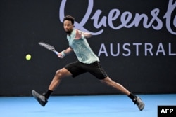  Монфис удря ретур по време на мач от шампионата в Брисбън, Австралия, 31 декември 2024 година 