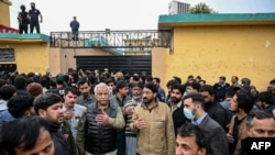 Мусульмане-шииты скорбят у мечети после взрыва в Исламабаде 6 февраля 2026 года