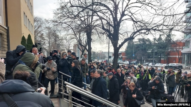 Građani i studenti okupljeni ispred zgrade ispratili su dolazak Selakovića uz skandiranje i zvižduke, 4. februar 2026.