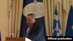 Шефот на грчката дипломатија Никос Козијас