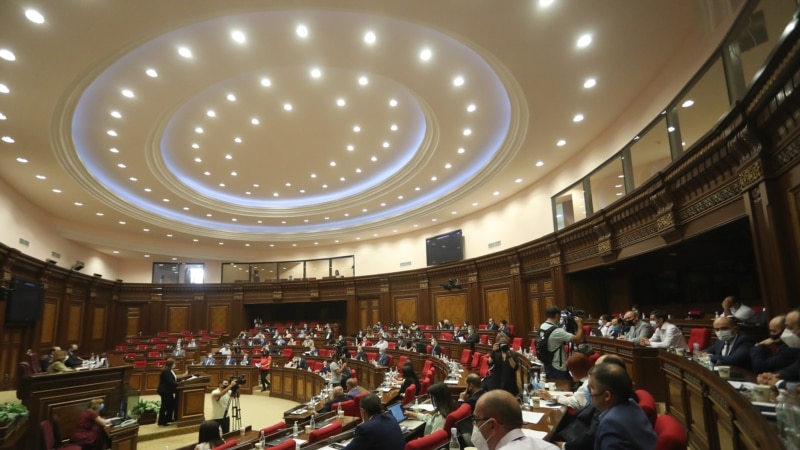 Парламент обсуждает вопрос избрания судей Конституционного суда