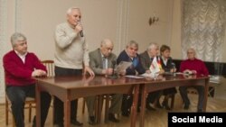 Борис Кочиев (в центре, сидит), фото viktoria-osset.livejournal.com
