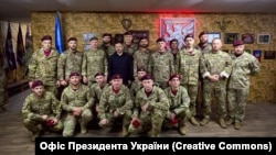 Президент України Володимир Зеленський і Головнокомандувач Збройних Сил України, генерал-майор Михайло Драпатий на фронті з 80-ю ОДШБр, Оріхівський напрямок, 26 серпня 2026 року