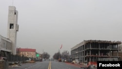 Бузула турган имарат (оң жакта).