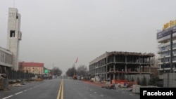 ЦУМдун жанында курулуп жаткан үч кабат имарат.