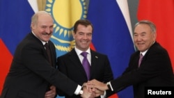 Aliaksandr Lukaşenko, Dmitri Medvedev şi Nursultan Nazarbaev.