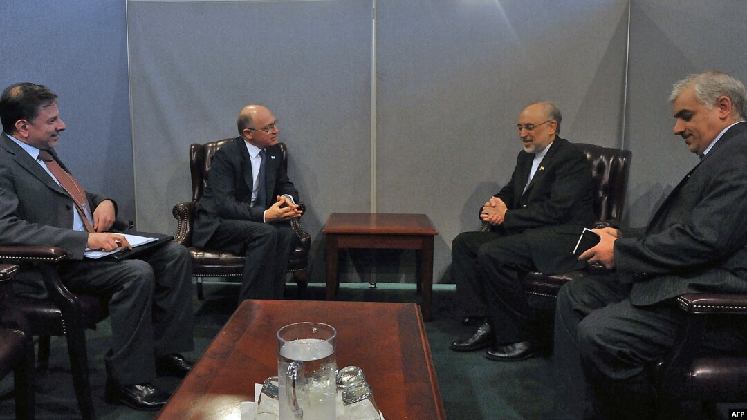 هکتور تیمرمن (نفر دوم از چپ) وزیر امور خارجه آرژانتین همراه با علی اکبر صالحی، همتای ایرانی‌اش.