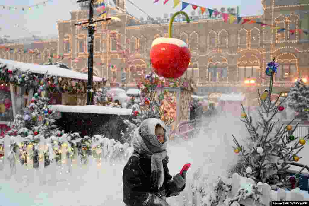Москванын ызгаарында Кызыл аянтта жүргөн кыз. 3-декабрь, 2023-жыл.&nbsp;