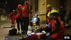  Медици оказват помощ на потърпевш човек по време на митинга в понеделник, 1 декември 2025 година 