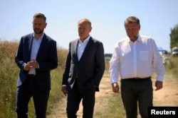 Прем'єр-міністр Польщі Дональд Туск, міністр внутрішніх справ Марцін Кервінський та міністр оборони Владислав Косиняк-Камиш на місці падіння об'єкта, який вважають російською ракетою Х-101. Люблінське воєводство, Польща, 30 липня 2026 року