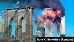 Охоплені вогнем вежі-близнюки у Нью-Йорку. 11 вересня 2001 року