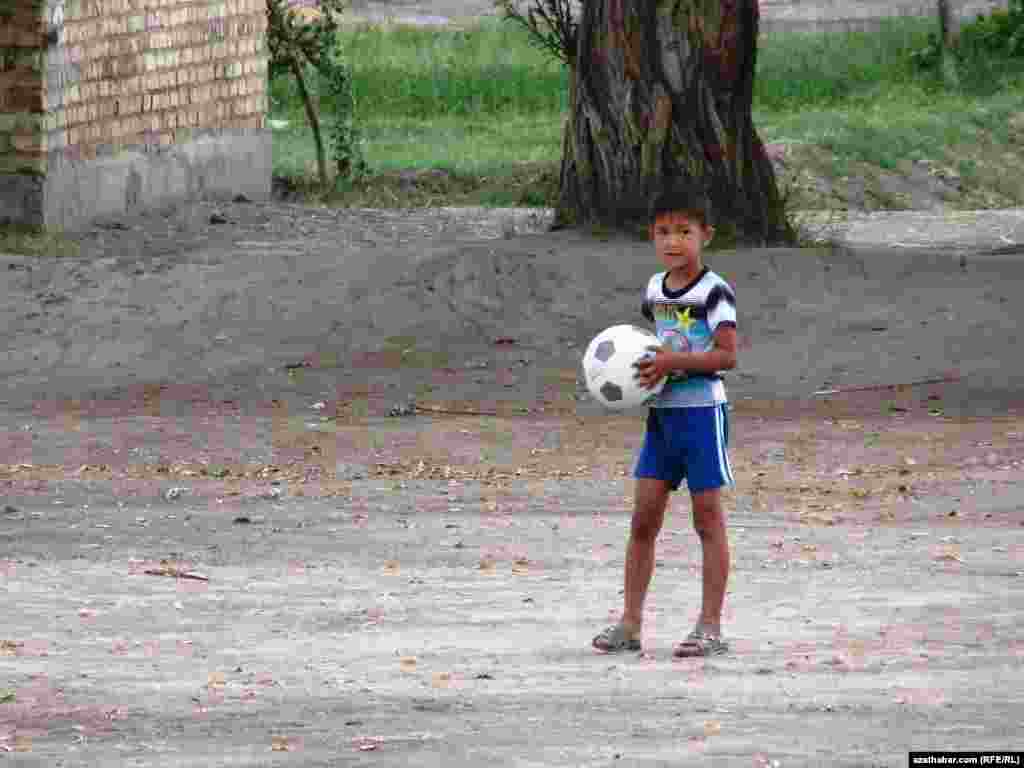 Oglanjyk top oýnaýar.