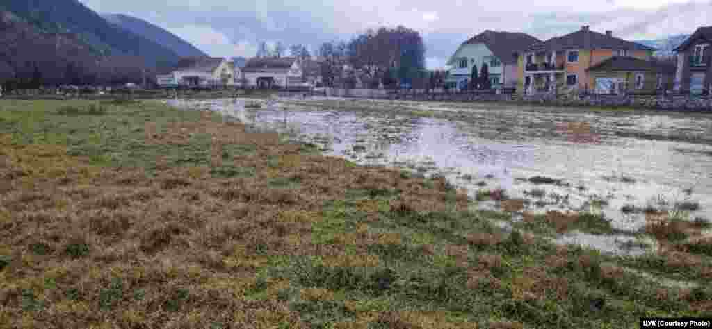 Во Кичево, околу 100 лица се евакуирани поради поплави на улицата „Прилепска“, каде се поплавени повеќе станбени објекти, а евакуираните се сместени во спортската сала „Христо Узунов“ со обезбедена храна, вода и основни потреби.