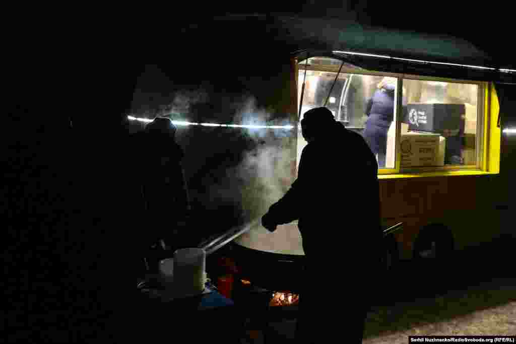 Волонтери та кухарі World Central Kitchen готують прості гарячі страви ‒ супи, каші, гарячі напої. За словами представників організації, щодня у Києві роздають тисячі порцій їжі. Для цього WCK співпрацює з місцевими ресторанами та закладами харчування