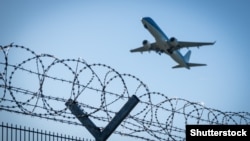 Самолет в аэропорту Гамбурга, иллюстративное фото