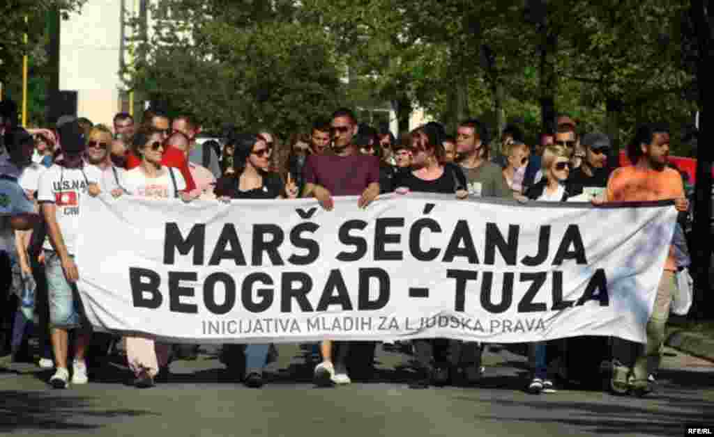 Mladi iz Srbije na obilježavanju 15. godišnjice stradanja na tuzlanskoj Kapiji - FOTO: Maja Nikolić