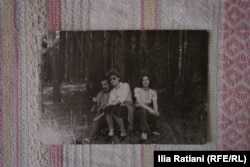 ლიკვიდატორებს ჩაკეტილი ზონის დატოვება არ შეეძლოთ. ელენე მხოლოდ ერთხელ, დაბადების დღეზე გაუშვეს ორიოდე დღით კიევში.