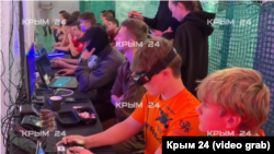 Школьники на соревнованиях «Лиги дронов». Аннексированный Крым, Симферополь, январь 2026 года. Скриншот с видео