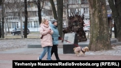«Залізний трон Сходу» з уламків снарядів, зібраних волонтерам на Донбасі під час ООС, встановлений в одному з скверів Запоріжжя