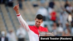 Novak Đokoić pozdravlja publiku sa trofejem Rolan Garosa, Pariz 13. jun 2021.