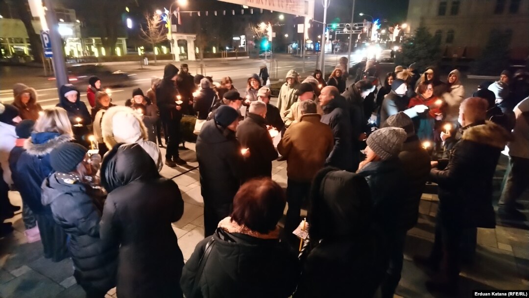 Građani pale svijeće na protestu "Pravda za Davida" ispred Hrama Hrista Spasitelja