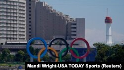 Az olimpiai játékok ötkarikás szimbóluma a tokiói Odaiba szigeteken 2021. július 19-én