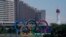 Az olimpiai játékok ötkarikás szimbóluma a tokiói Odaiba szigeteken 2021. július 19-én