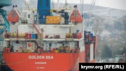 Танкер Golden Sea під прапором Танзанії в Морському рибному порту Керчі, 24 січня 2018 року