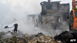 Pasojat e një sulmi rus në Ukrainë. Rusia vazhdimisht e sulmon Ukrainën me dronë dhe raketa