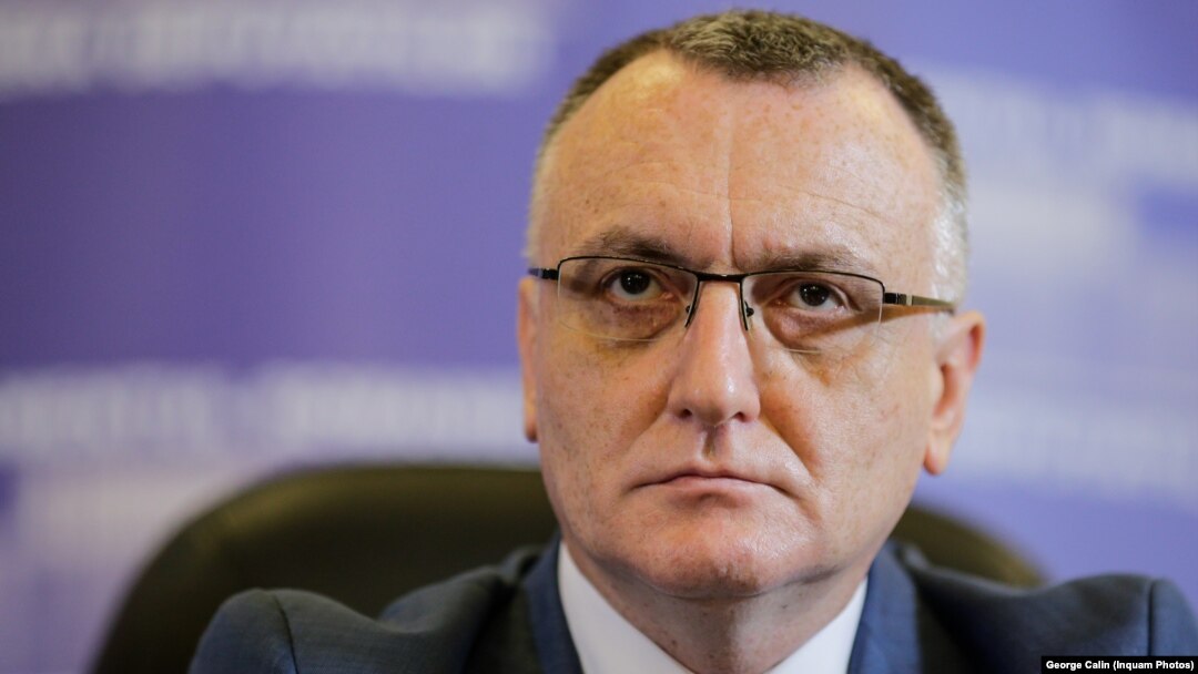 Ministrul Sorin Cimpeanu anunță că de miercuri toți elevii, inclusiv cei din clasele a V-a, a VI-a, a VII-a, a IX-a, a X-a și a XI-a, ar putea reveni la școală în format fizic, dacă incidența rămâne sub 1 la mia de locuitori. 