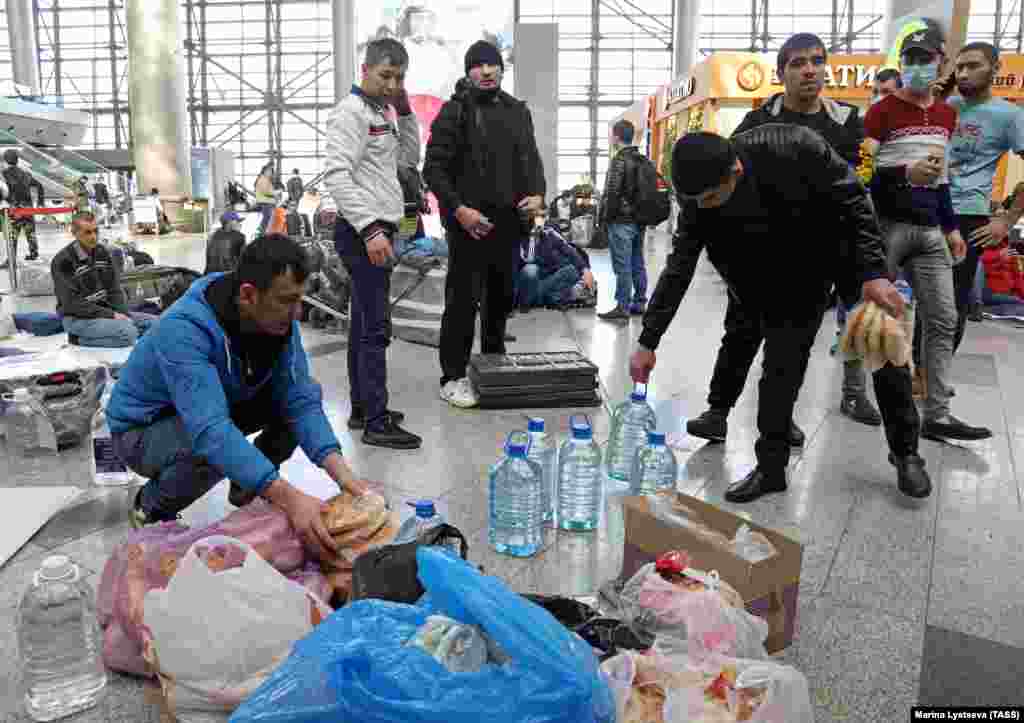 Unii călători, blocați în aeroportul Vnukovo, s-au aprovizionat cu apă și pâine.