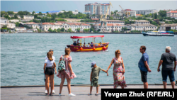 Туристы на Графской пристани в Севастополе, август 2021 года