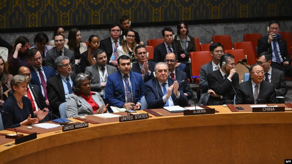از چپ: نمایندگان بریتانیا، آمریکا، الجزایر و چین در سازمان ملل پس از تصویب قطعنامه در شورای امنیت