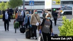 Pasageri români în aeroportul din Viena, Austria