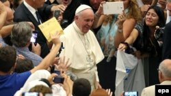 Հավատացյալները Վատիկանում ողջունում են Հռոմի Ֆրանցիսկոս Պապին, արխիվ