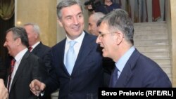 Svetozar Marović javno uputio pismo predsjedniku Crne Gore Milu Đukanoviću, sa pitanjem ko je ruskom oligarhu Olegu Deripaski prodao zemljište na crnogorskom primorju, i oštetio državu za preko 100 miliona eura (Foto: Milo Đukanović i Svetozar Marović u Podgorici, juna 2009.)