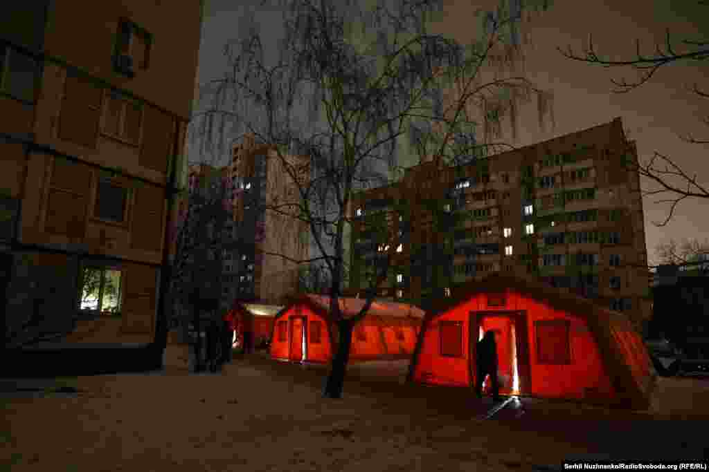 У Києві поруч із житловими будинками, де зникло опалення і є проблеми з електропостачанням, розгорнули пункти обігріву ДСНС. Рятувальники тут чергують цілодобово. Один мобільний пункт може одночасно прийняти від 40 до 500 людей