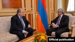 Президент Вірменії Армен Сарґсян (л) і новопризначений прем'єр Серж Сарґсян