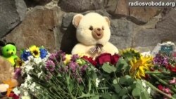 Квіти та дитячі іграшки залишають під посольством Малайзії небайдужі кияни