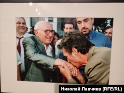 Местен целува ръката на Тодор Живков, който е охраняван от Бойко Борисов. Живков посещава Родопите след освобождаването си от ареста. Олег Попов, 1997 г.