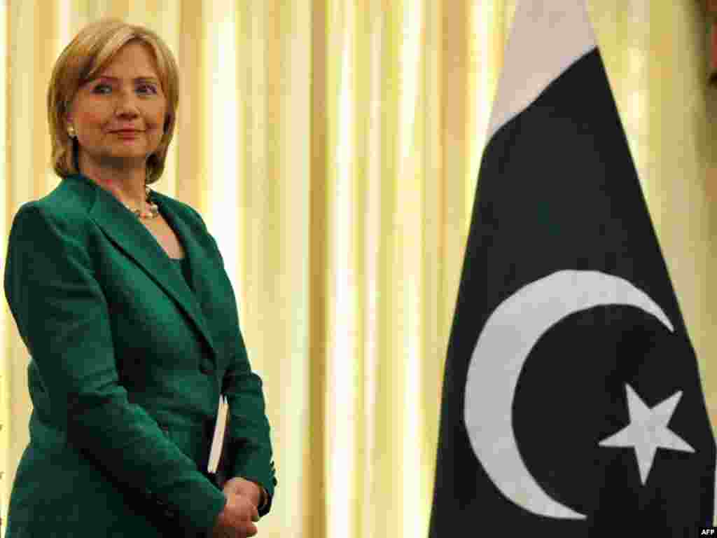 28 tetor '09 - Sekretarja amerikane e Shtetit, Hillari Klinton, vizitoi Pakistanin. Klinton tha se Shtetet e Bashkuara do t’i japin Pakistanit “të gjithë ndihmën e nevojshme” në luftën kundër ekstremizmit. 