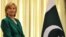 Пакистан - Державний секретар США Хілларі Клінтон стоїть поруч з пакистанським національним прапором перед зустріччю з прем'єр-міністром Пакистану, Ісламабад, 28 жовтня 2009 року.